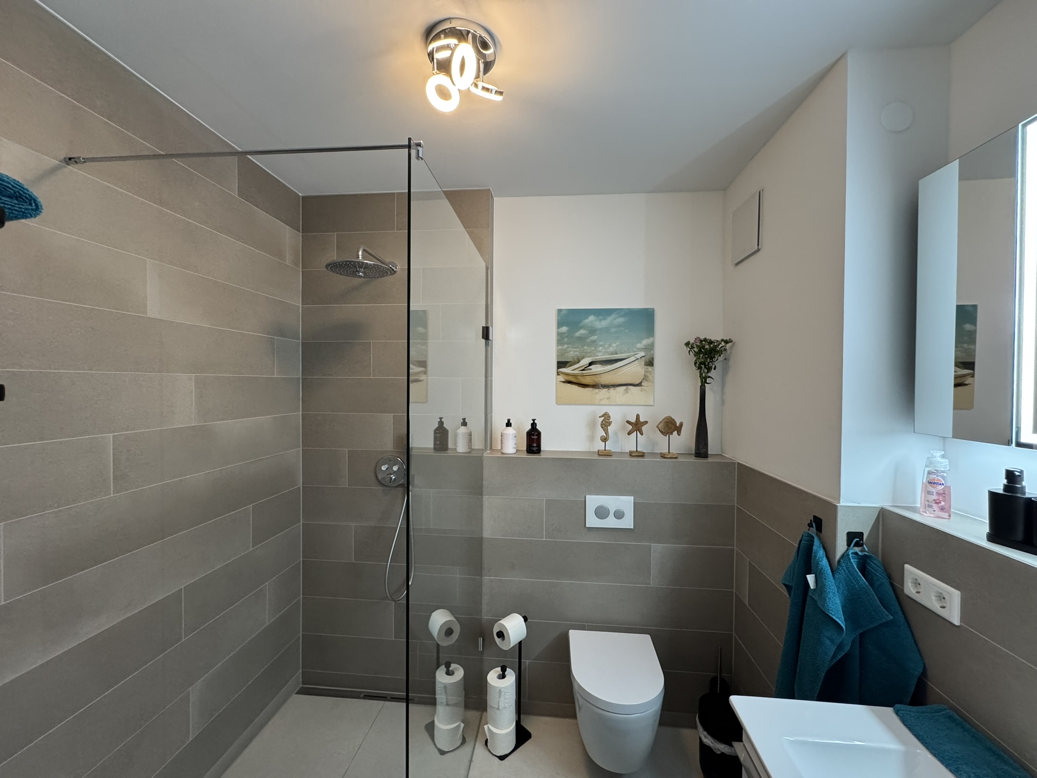 Modernes Badezimmer mit Dusche