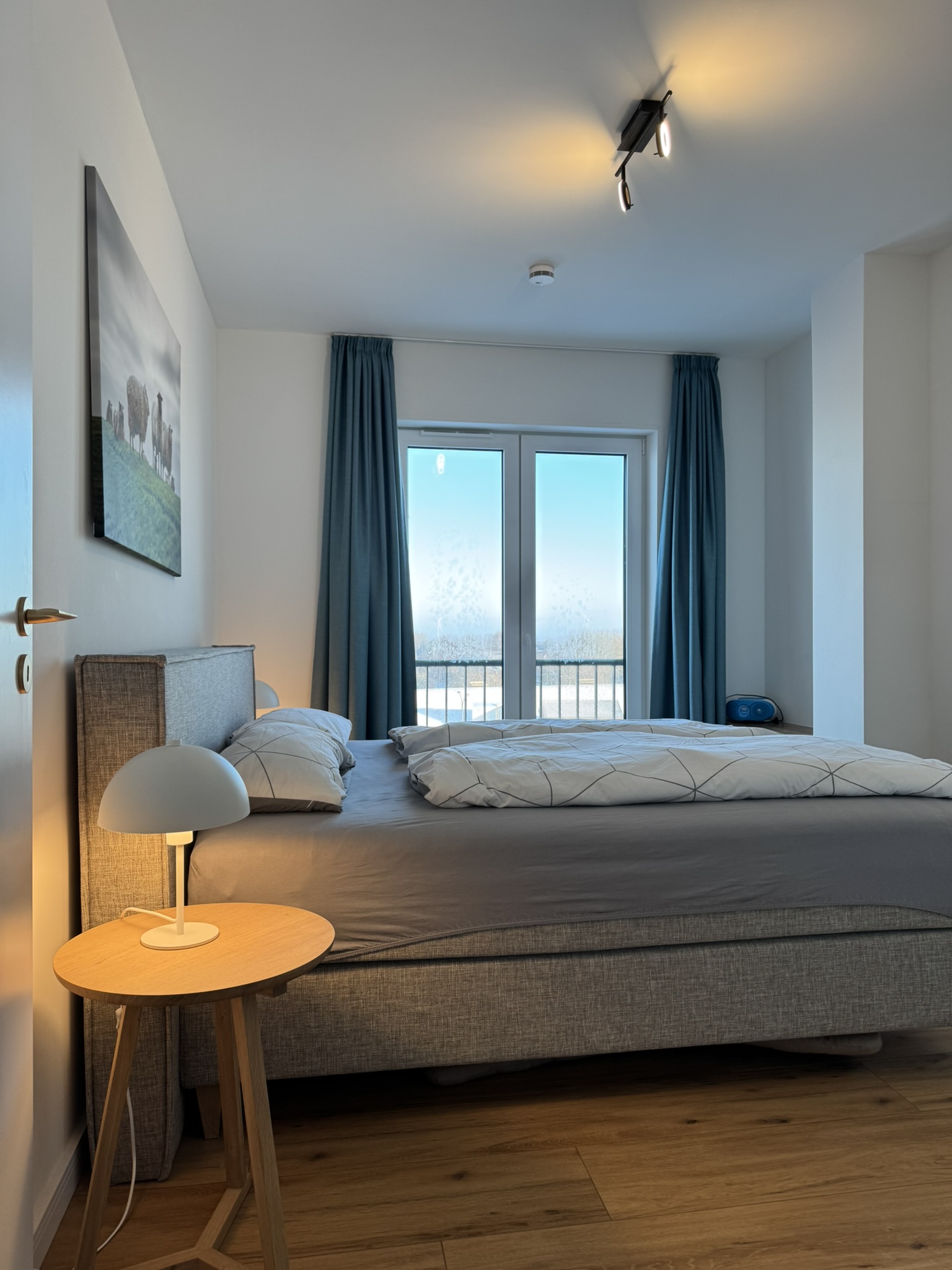 Schlafzimmer 1 mit Kingsize-Bett und Wandbild