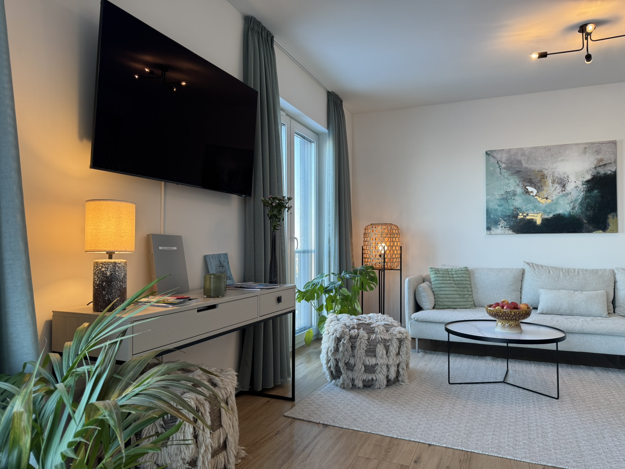 Wohnzimmer mit TV-Wand und Sideboard